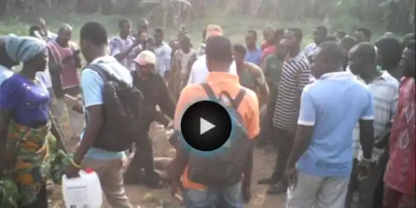 Unbelievable!! Here Is The Video Of The Couple Having Séx At OAU Gate